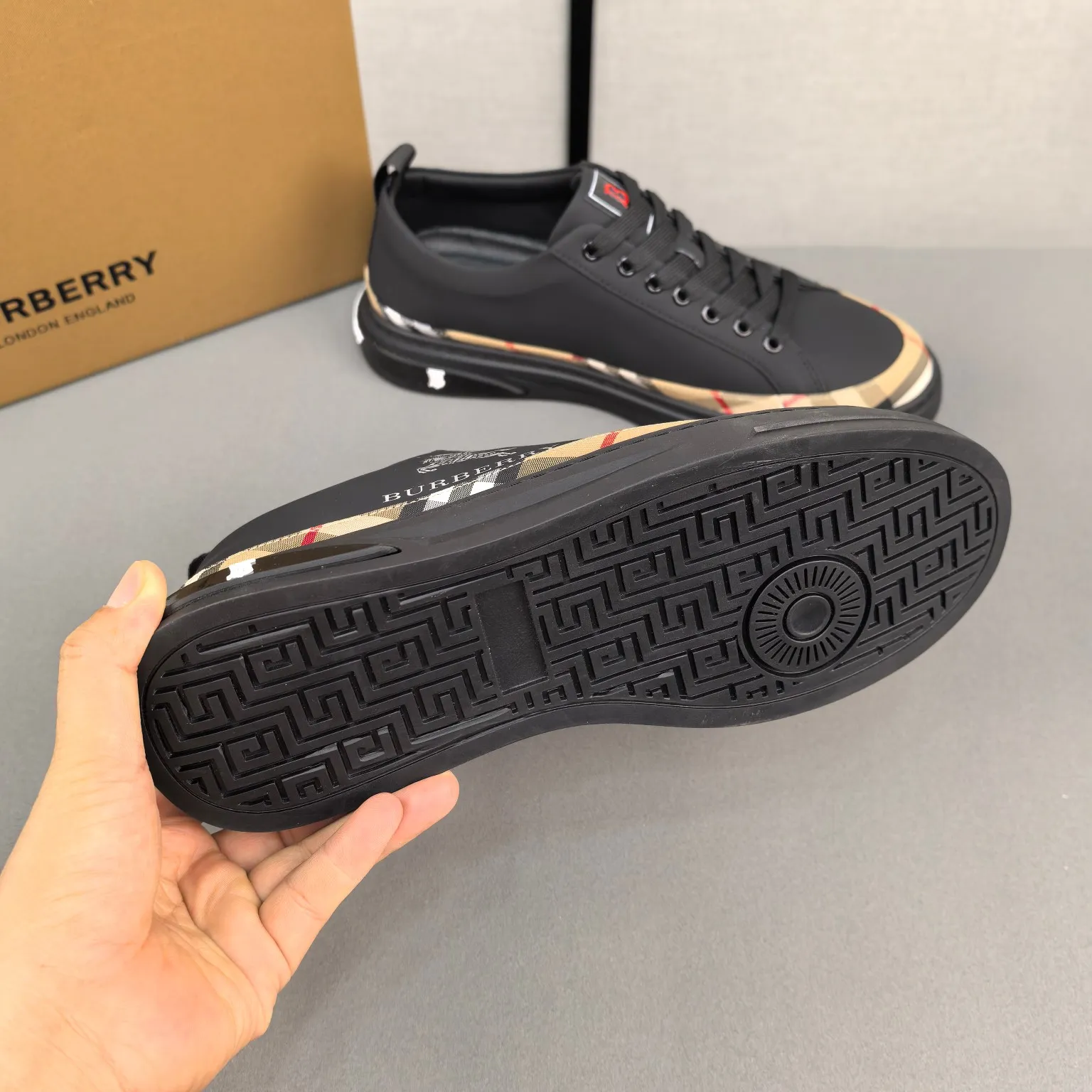 Burberry [Burberry] men's shoes 💰400💰. Fashionable sports and casual shoes, the upper is made of first-layer cowhide with plaid material, first-layer pigskin lining, and rubber outsole. Men's size 38-44.
